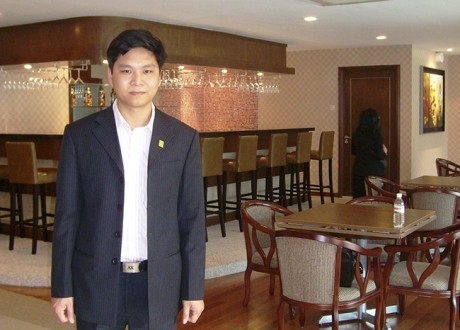 Anh Nguyễn Đăng Hiển chụp ảnh tại quầy bar nằm trong Tropical Breeze của trường MDIS