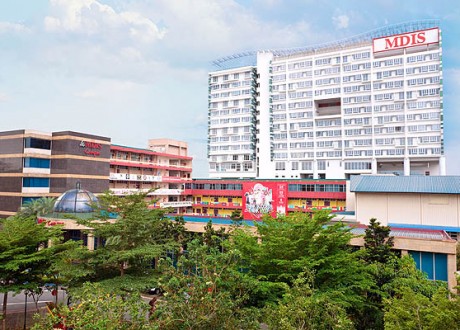 Tòa nhà KTX 15 tầng màu trắng