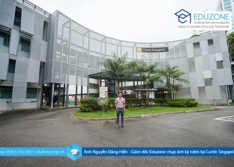 Anh Nguyễn Đăng Hiển - Giám đốc Eduzone chụp ảnh lưu niệm tại Curtin Singapore