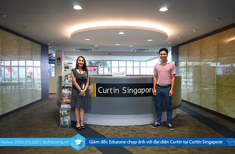 Giám đốc Eduzone chụp ảnh với đại diện Curtin tại Curtin Singapore