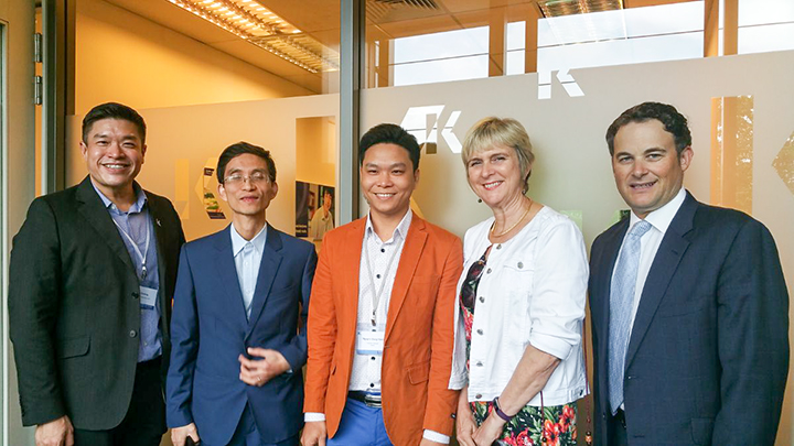 Giám đốc Eduzone - Anh Nguyễn Đăng Hiển (áo vàng) chụp ảnh với Giám đốc Kaplan Singapore (rìa trái), đại diện trường Murdoch (đối tác cấp bằng của Kaplan) bên phải