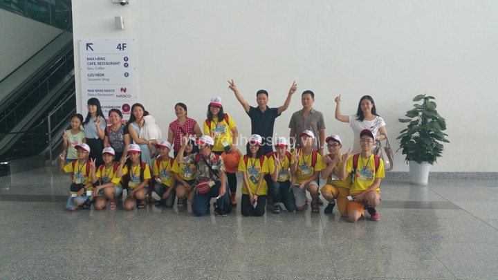 Anh Nguyễn Đăng Hiển (áo đen đứng giữa) - Giám đốc Eduzone chụp ảnh với đoàn du học hè Singapore 2016